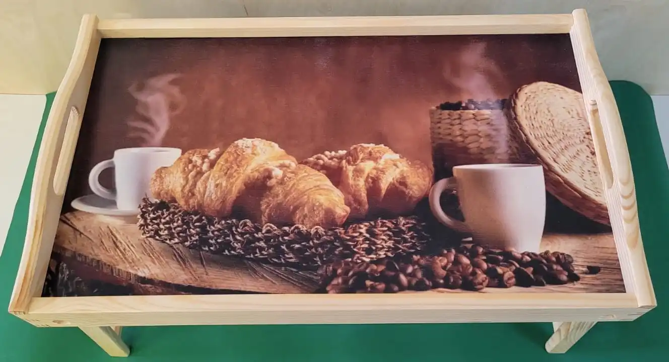 PIKUSA — raňajkový tácek s motívom kávy a croissantu