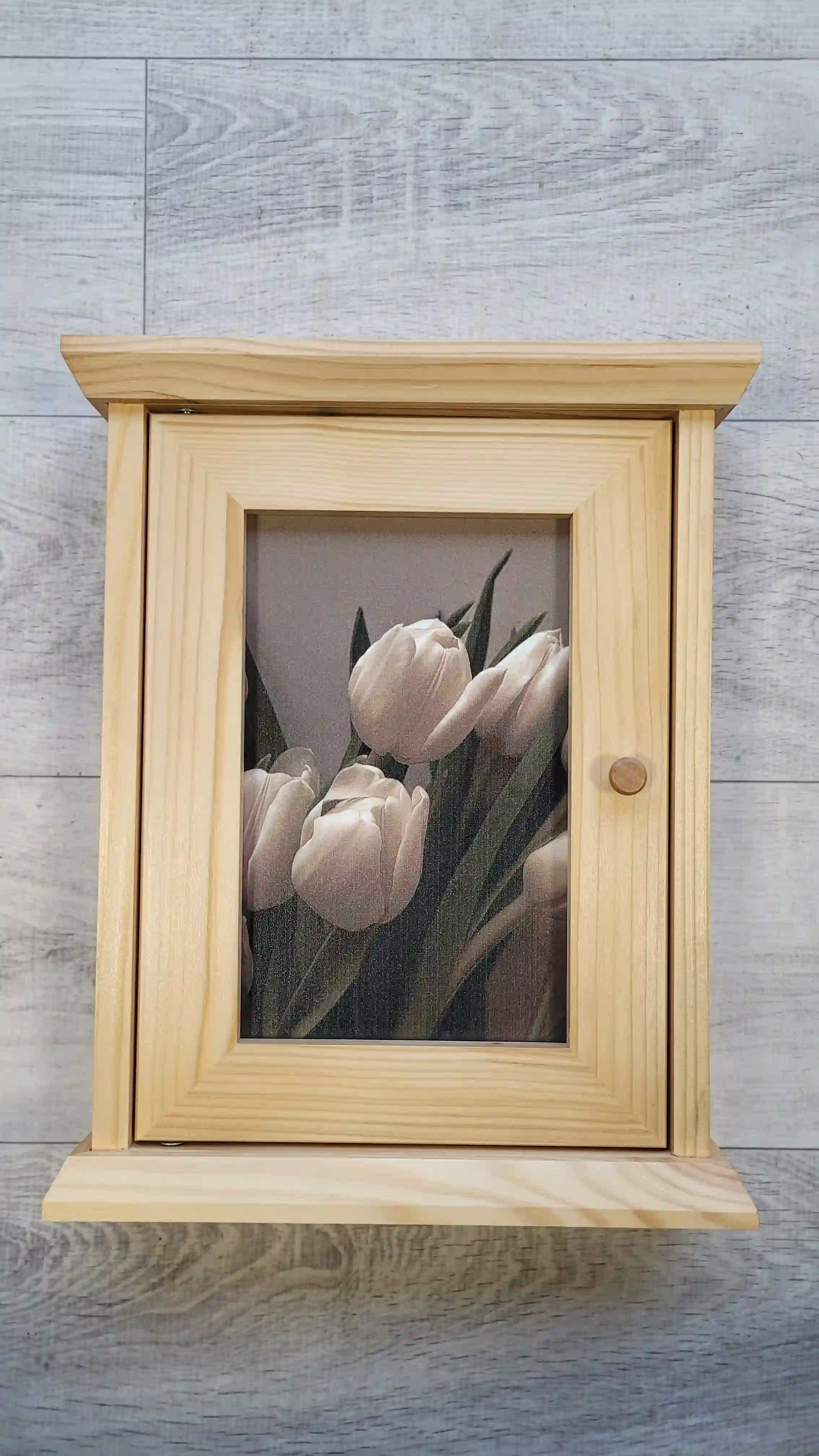 PIKUSA — skrinka na kľúče, svetlé drevo, biele tulipány